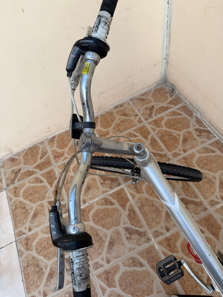 Giant Sedona hybrid bicycle - 1