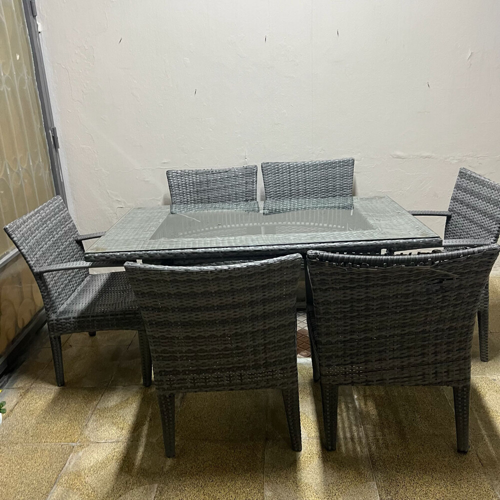 طاولة مع كراسي  - 1