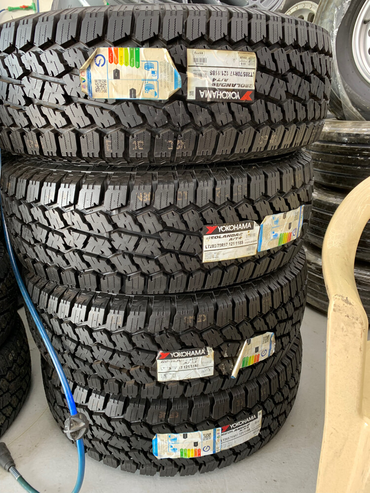 LT Yokohama 285/70R17 - 2