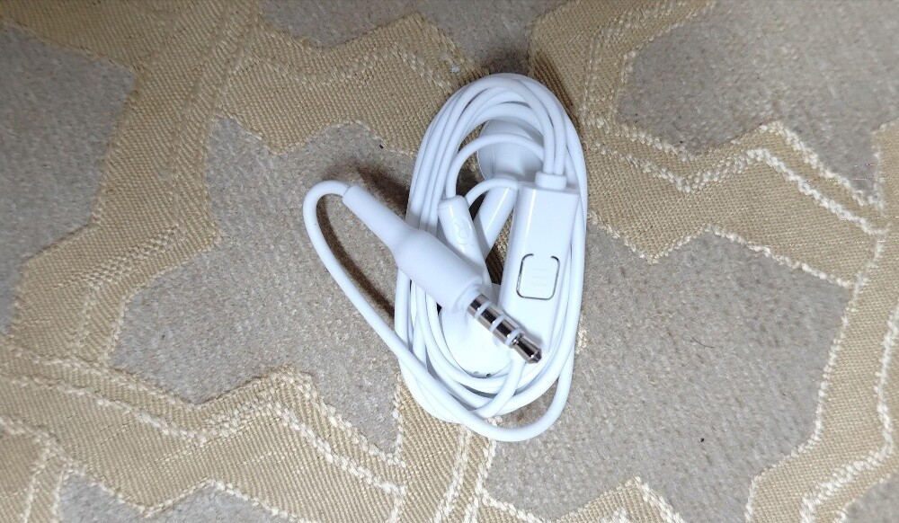 New and original Samsung headphones - 2