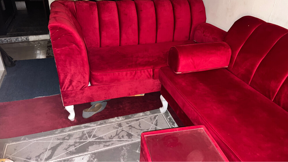 مجلس كنب بحالة ممتازة – لون أحمر  - 3