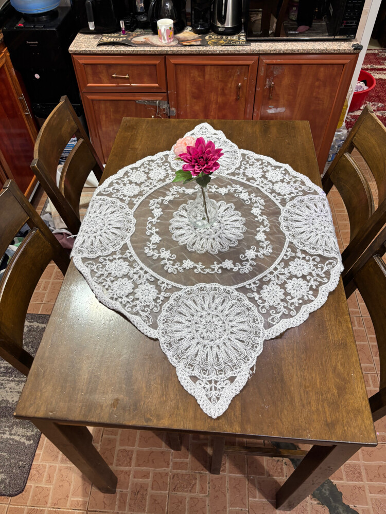 طاولة طعام. مع ٤ كراسي خشب ممتاز  - 2