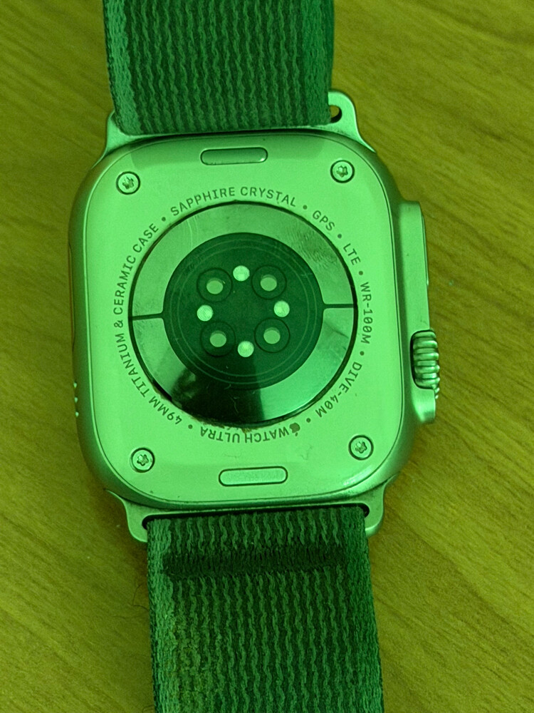 Apple Watch Ultra 2 (49mm Titanium) - 1