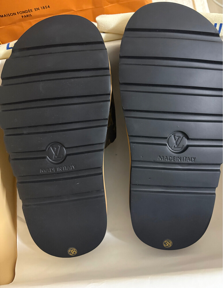 Louis Vuitton Pool Pillow Comfort - 5