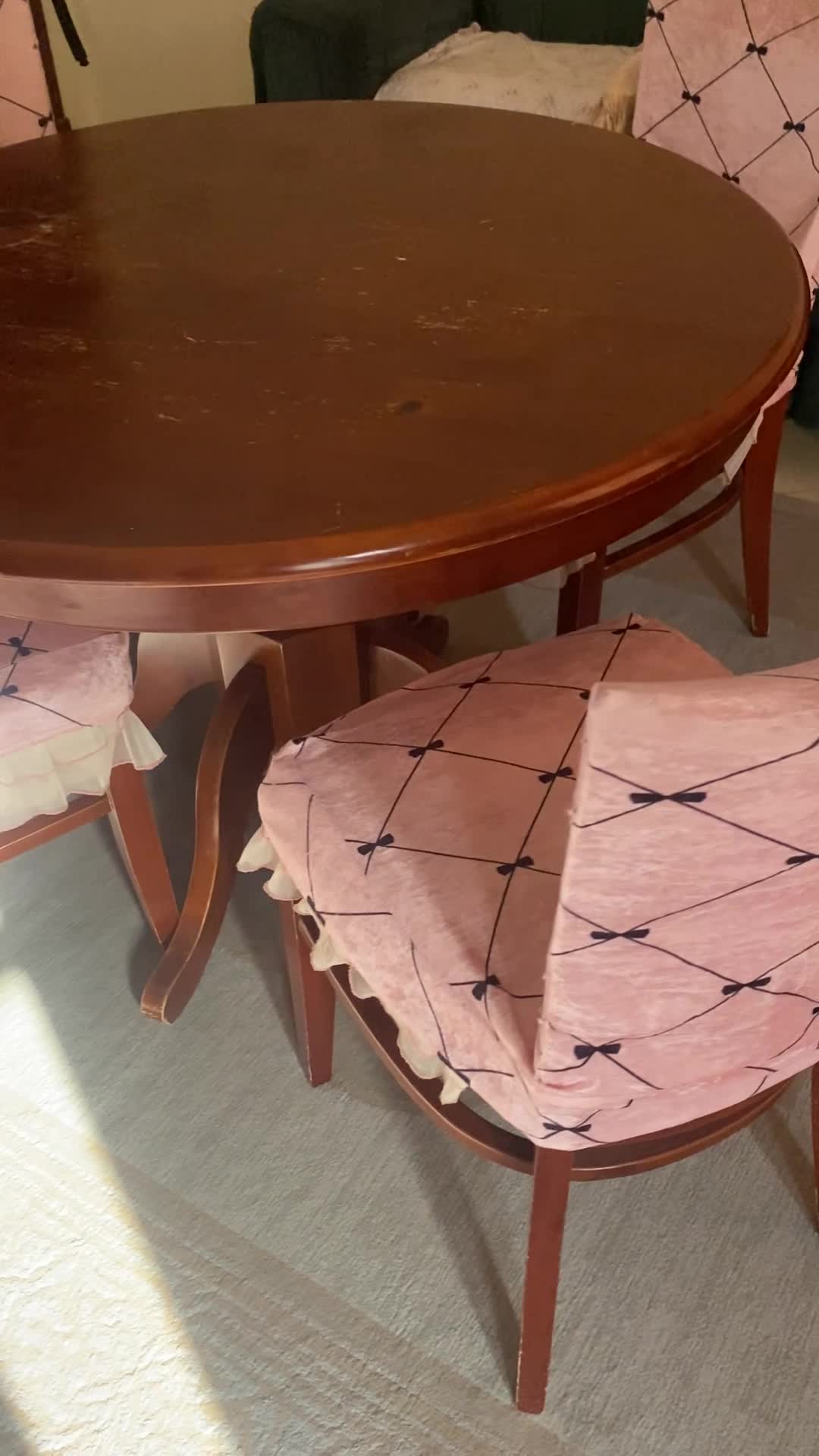 Round table + 4 chairs - 3