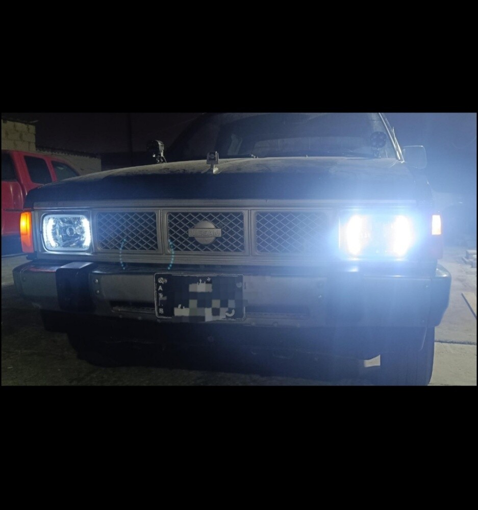 Headlights Nissan Pickup - 2