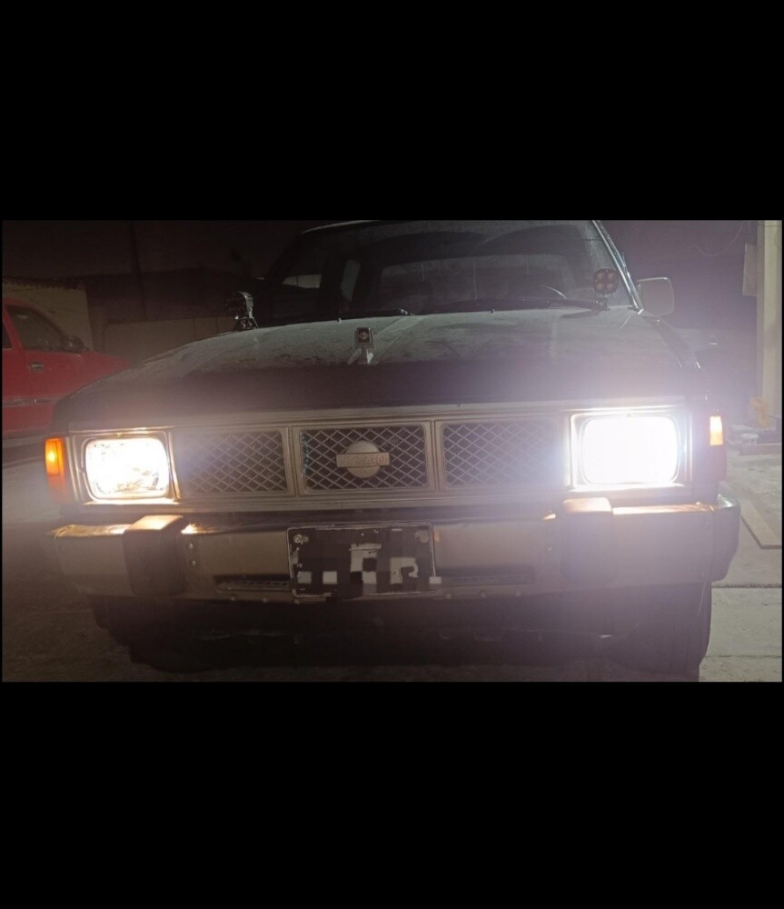 Headlights Nissan Pickup - 1
