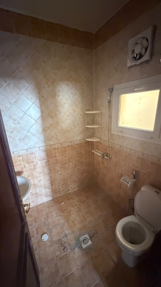 SPECIOUS 3 BEDROOM FLAT JUST 5000 - 11