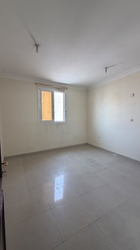 SPECIOUS 3 BEDROOM FLAT JUST 5000 - 3