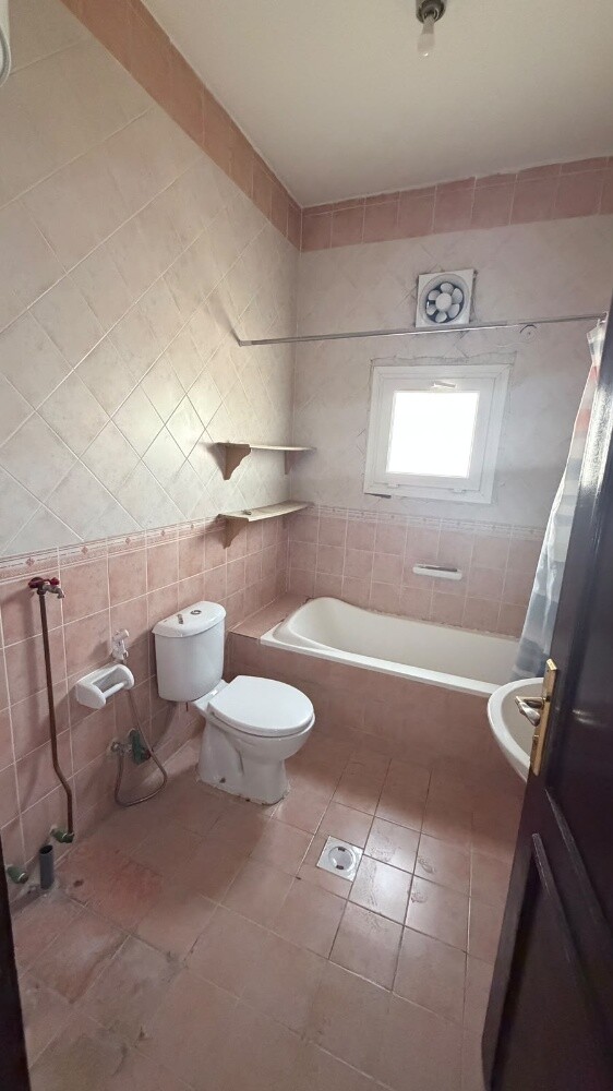 SPECIOUS 3 BEDROOM FLAT JUST 5000 - 4