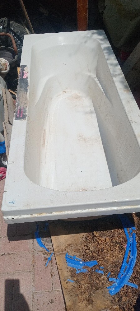 2 bathtubs, 2 cages - 4