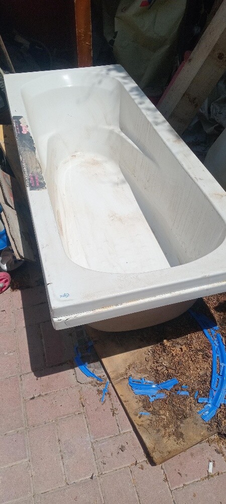 2 bathtubs, 2 cages - 1