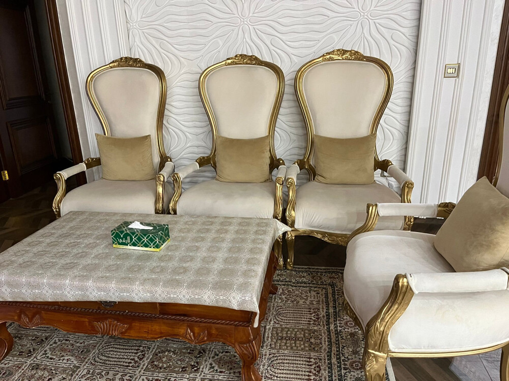 طقم كنب كلاسيك انيق بحالة ممتازة  - 1