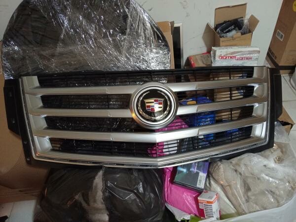 Cadillac escalade frnt upper grile - 1