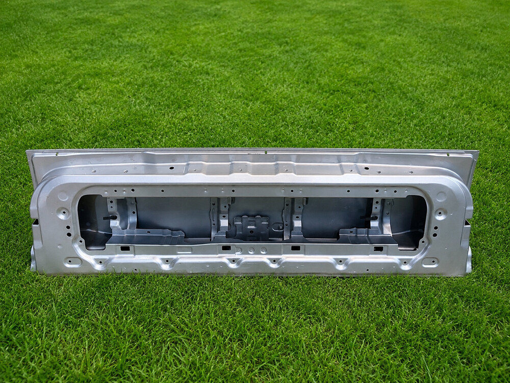 Toyota Lc200 gxr V8 lower tailgate - 2