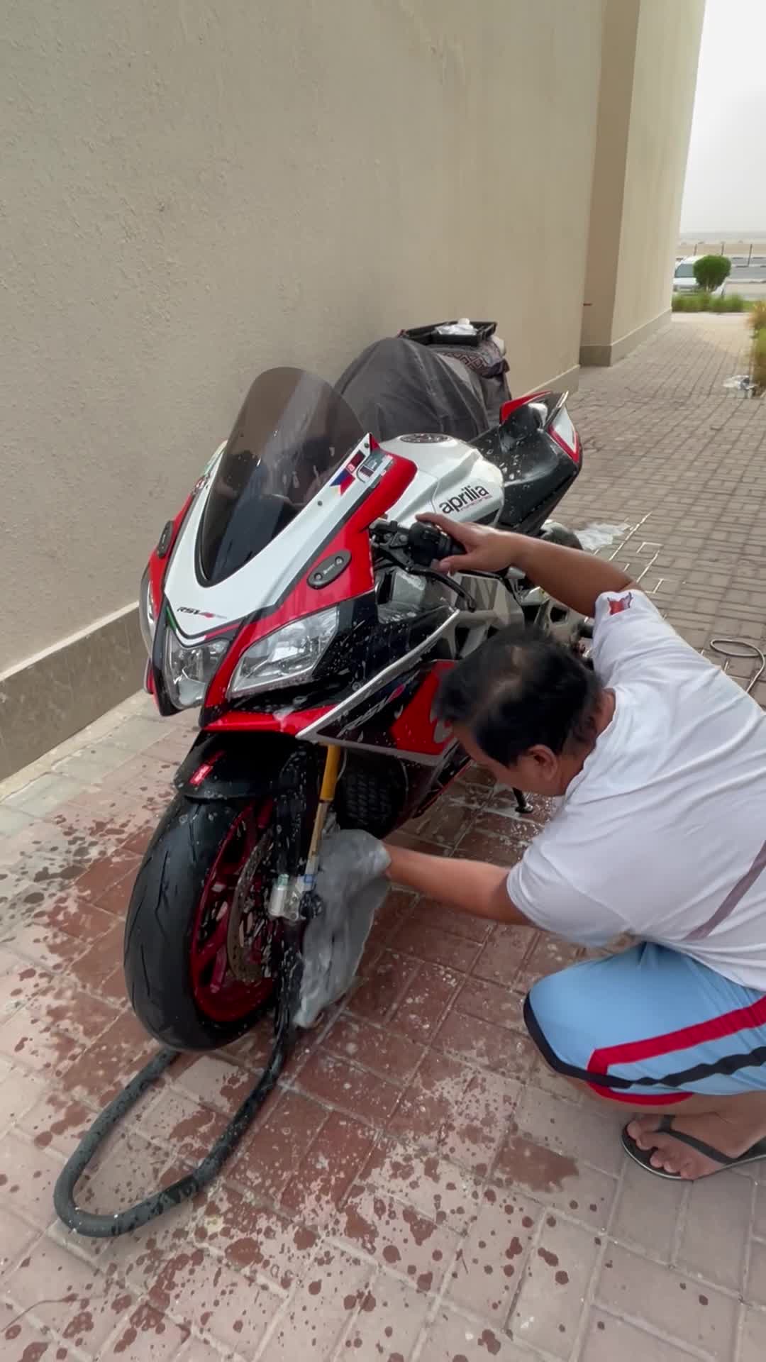 Aprillia RSV4 RFLE - 4