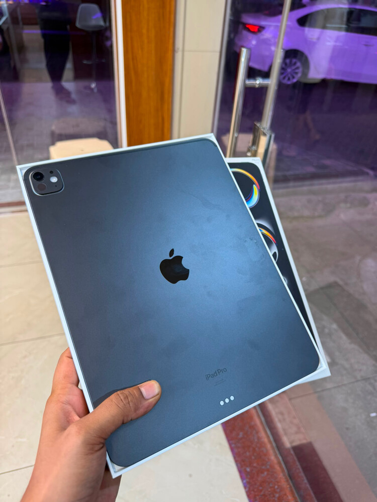 iPad Pro m4 13 - inch 256 gb  - 1