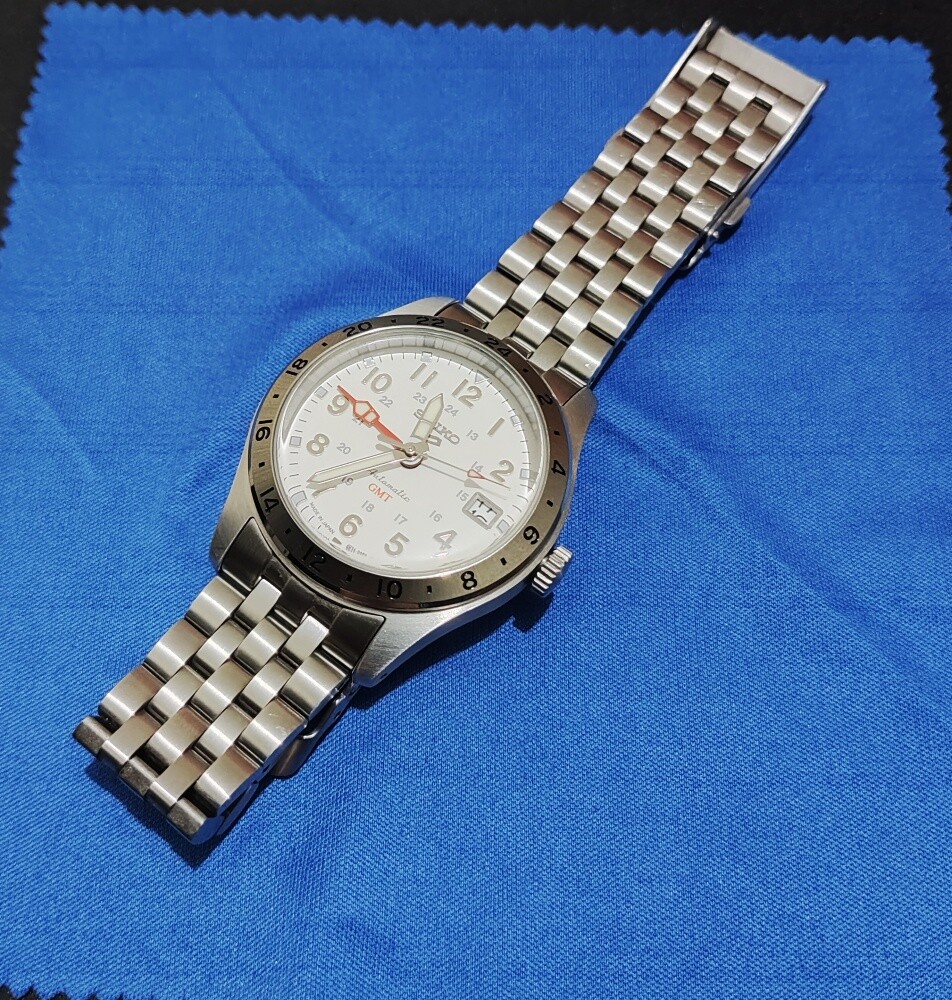 Seiko 5 sports "Polar" GMT SBSC009 - 2