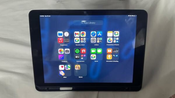 256gb Apple 9th Gen w/o Charger - 6