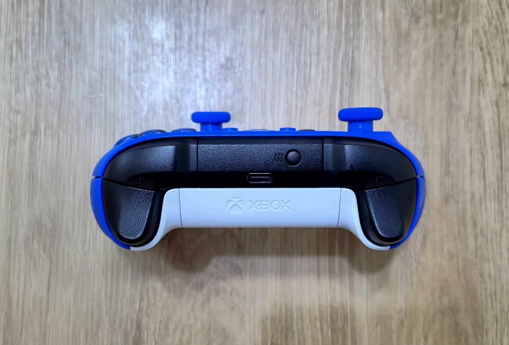 blue Xbox series x controller - 2