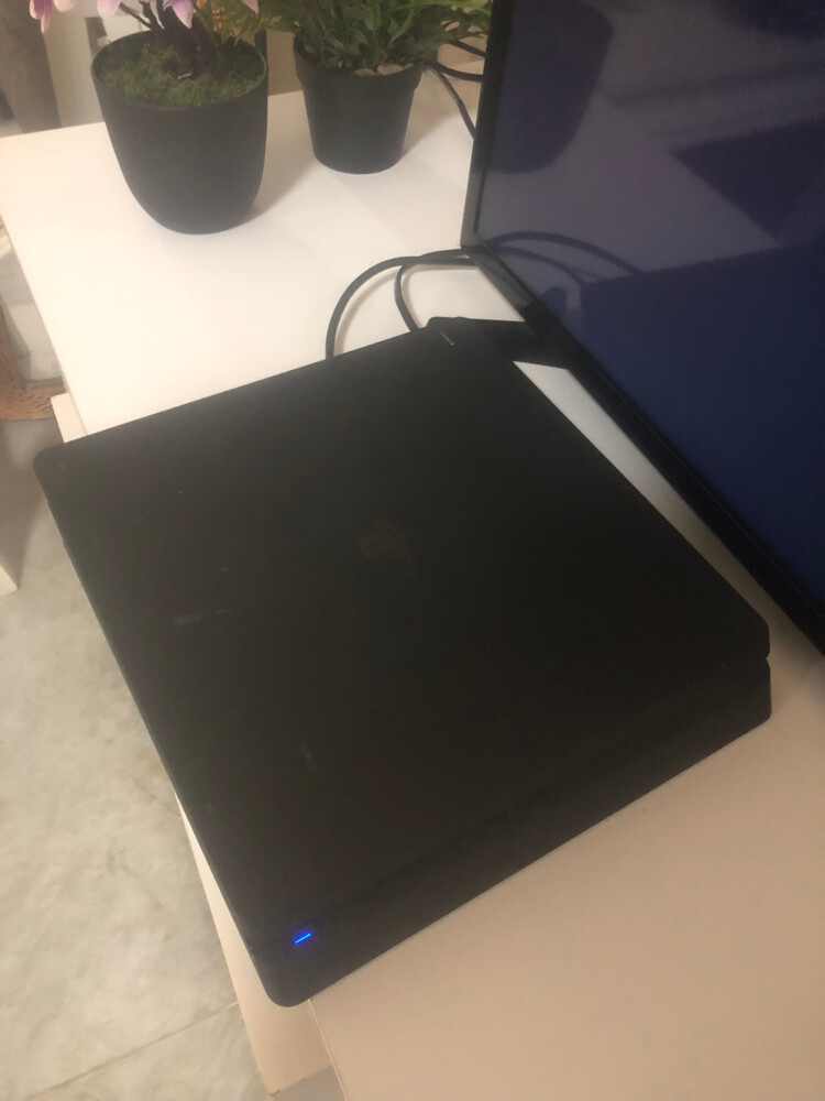 سوني و حساب فيه اشياء فورت و روكت - 1
