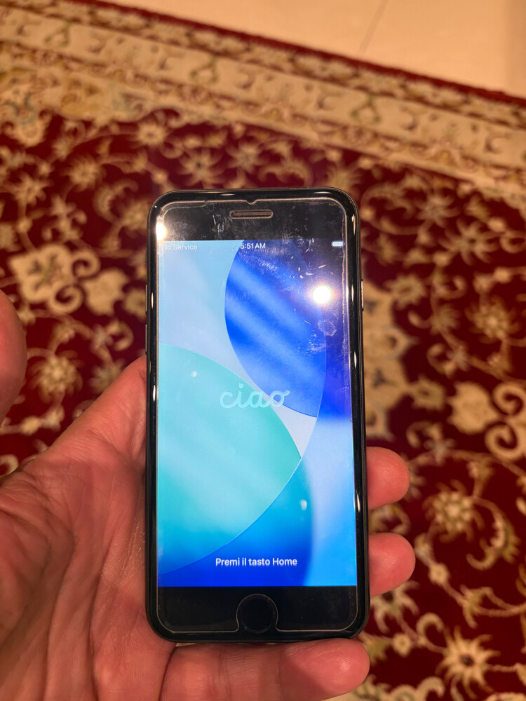 ايفون اس اي  - 1