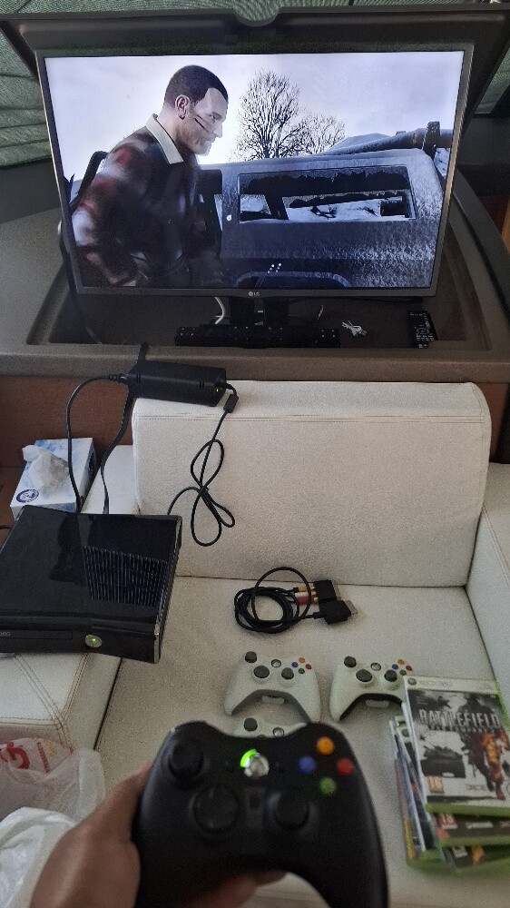 gaming pc and xbox with games - 9