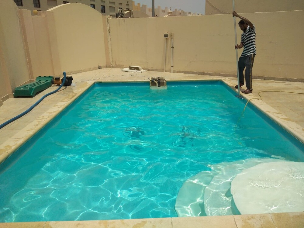 تنظيف برك السباحه - 4