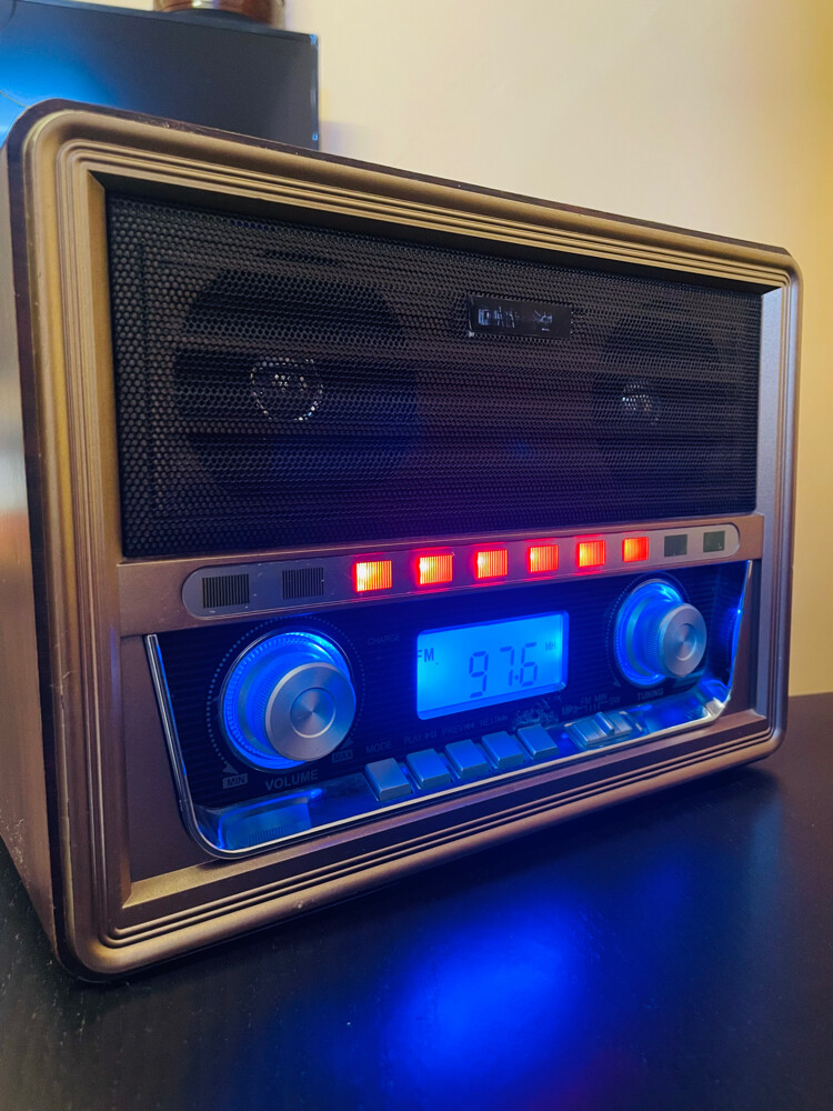 Geepas Vintage style speaker - 1