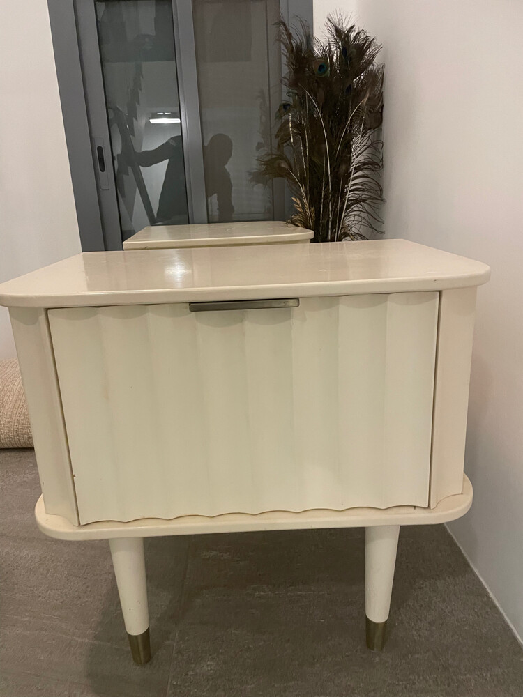 2 bedside tables - 3