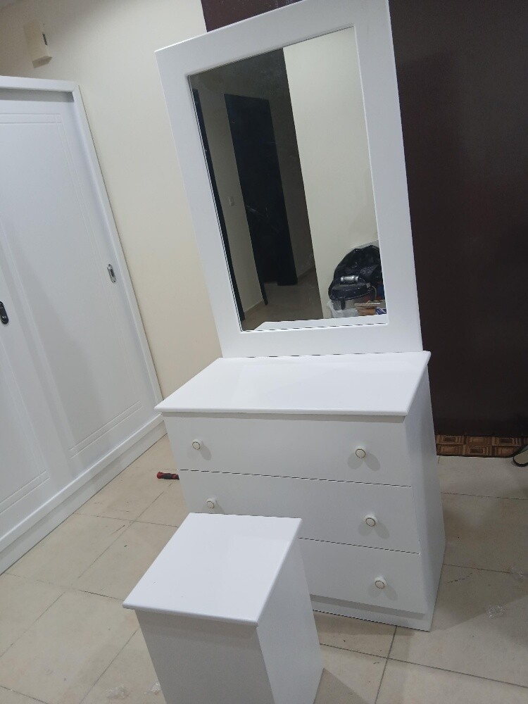 طاولة تزيين متاحة للبيع - 3