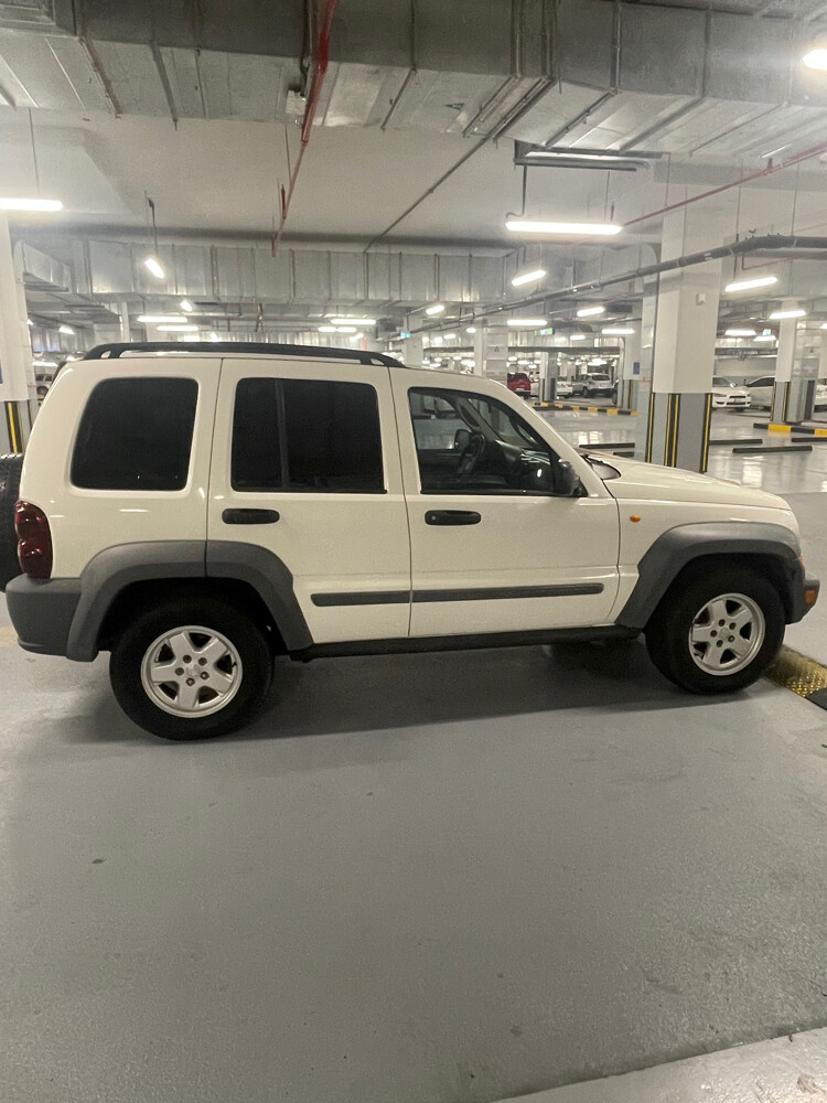 jeep cherockee 2005 4*4  - 8