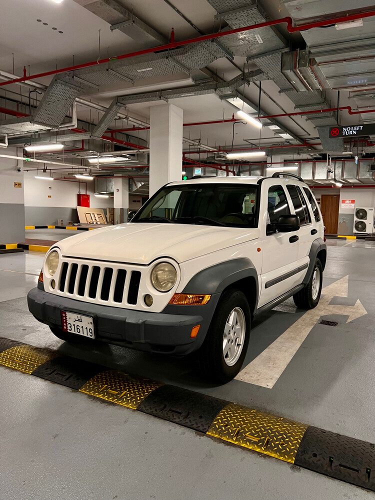 jeep cherockee 2005 4*4  - 3