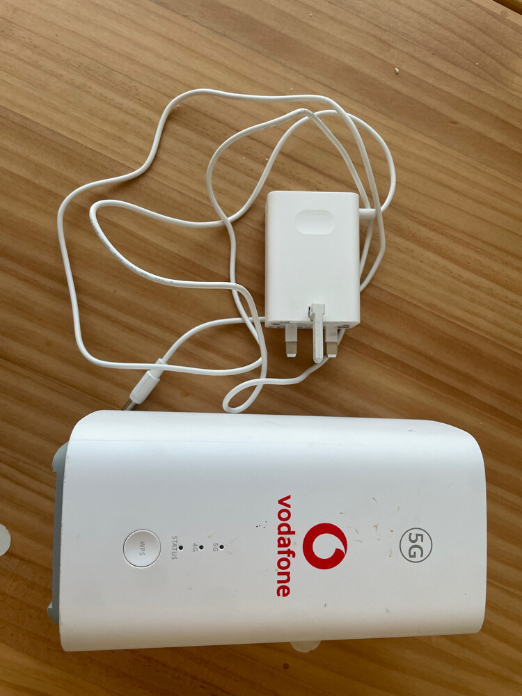 5G router support SIM card - 1