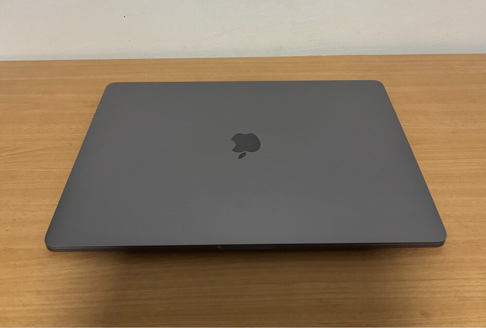 MacBook Pro core i7,toucbar Retina  - 6
