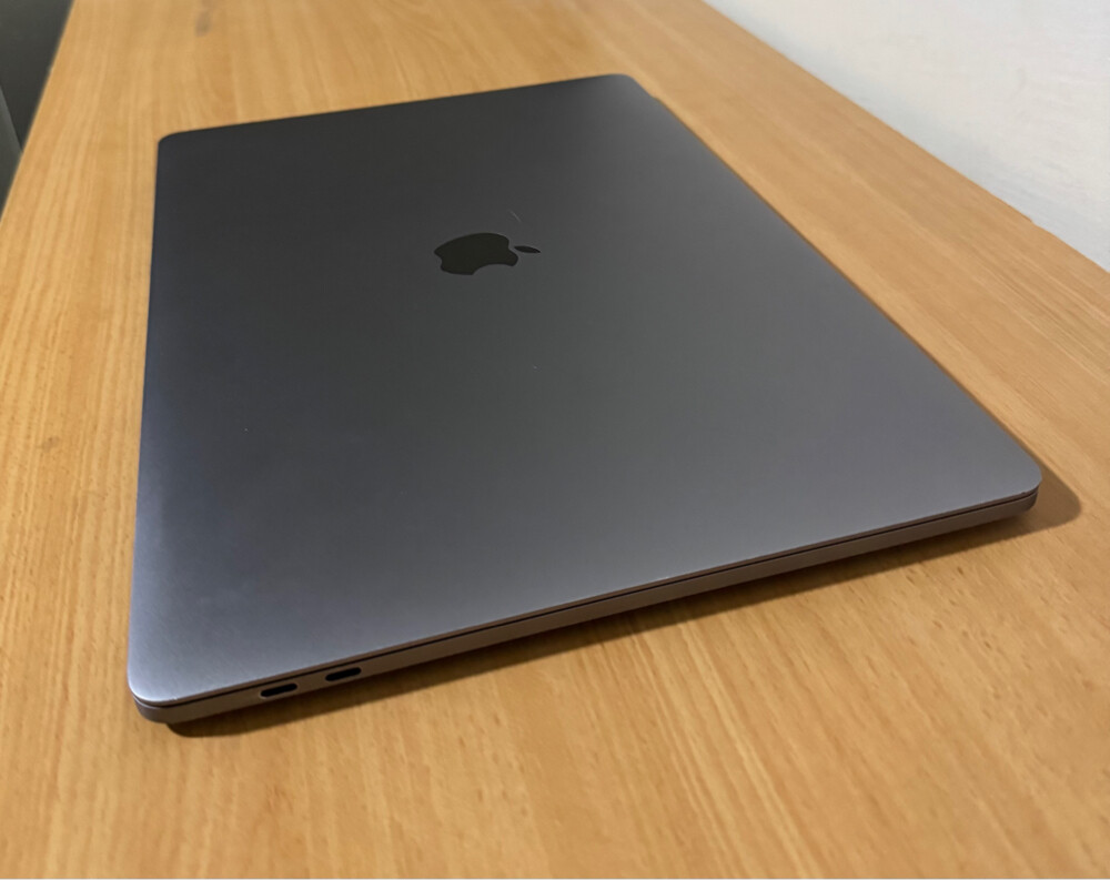 MacBook Pro core i7,toucbar Retina  - 5