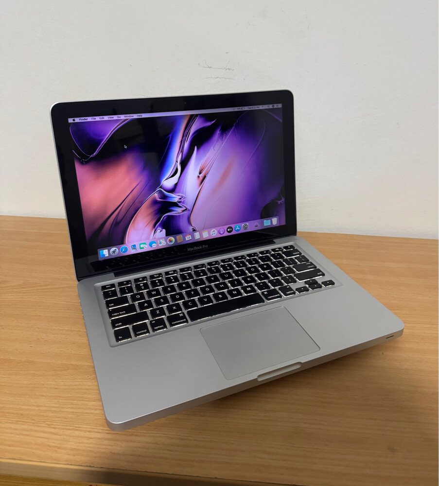 MacBook Pro core i5 , original - 2