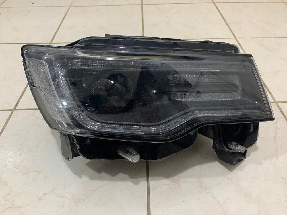 2015 Jeep SRT Right Headlight  - 3