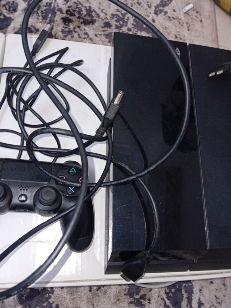 PS4 for sale with CD - 2
