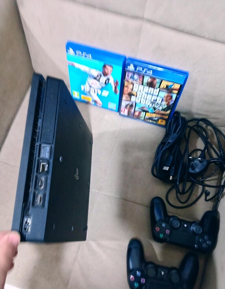 Ps4 Slim with 2 original control - 2