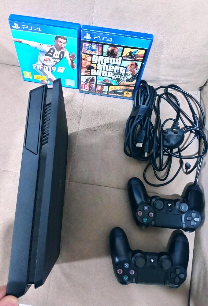 Ps4 Slim with 2 original control - 4