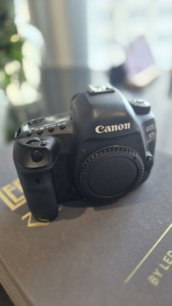 Canon 5D Mark 4 + 50mm 1.2 + 24-105 - 9