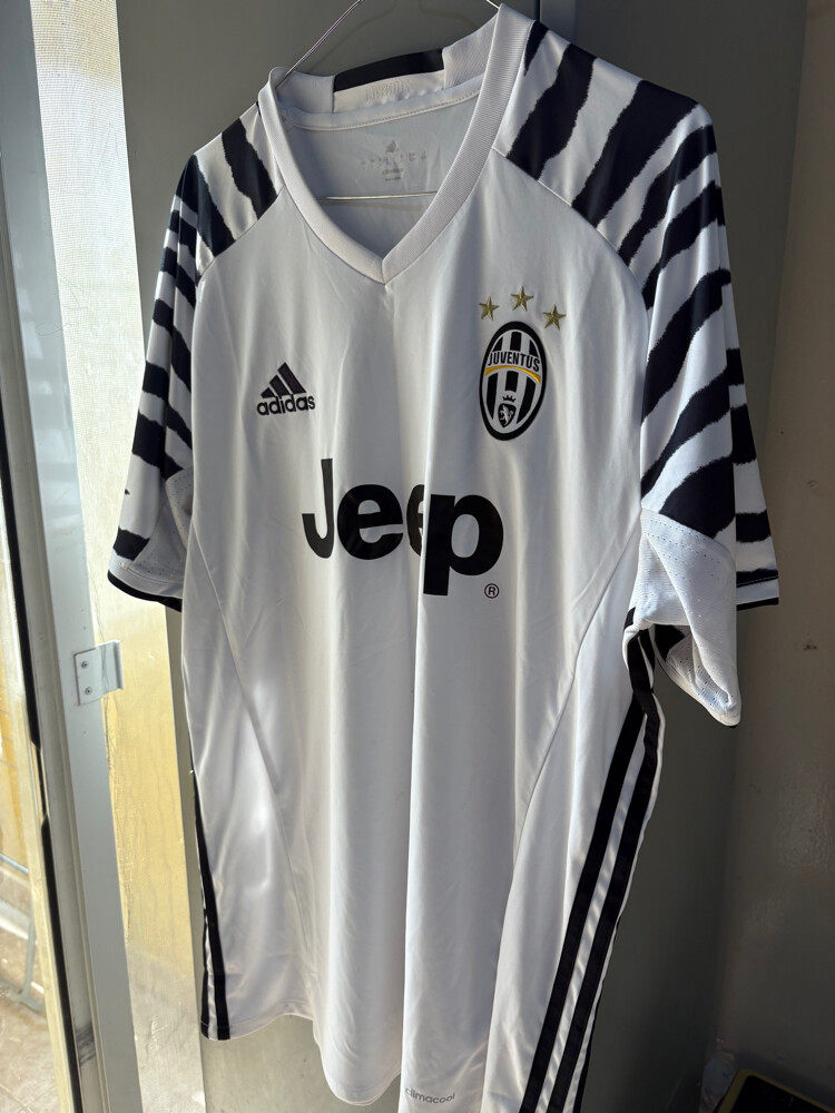 jersey and T-shirt all is original - 3
