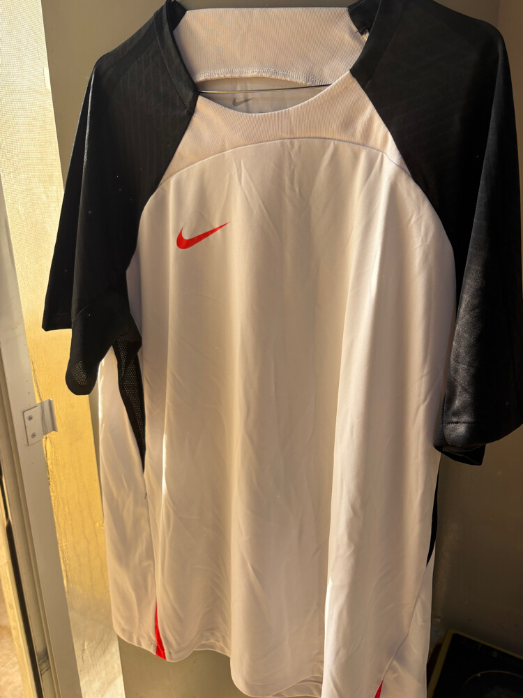 jersey and T-shirt all is original - 5