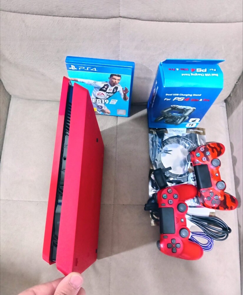Ps4 like new with 2 controllers. - 2