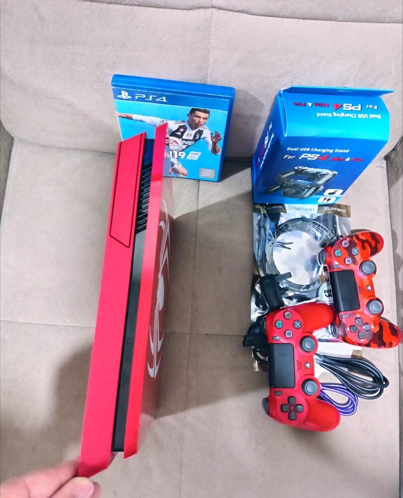 Ps4 like new with 2 controllers. - 4