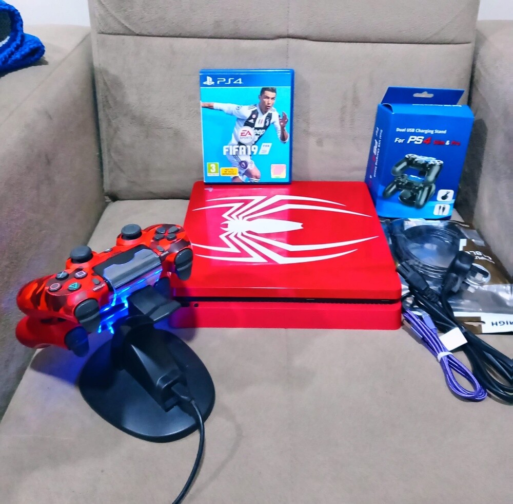 Ps4 like new with 2 controllers. - 5