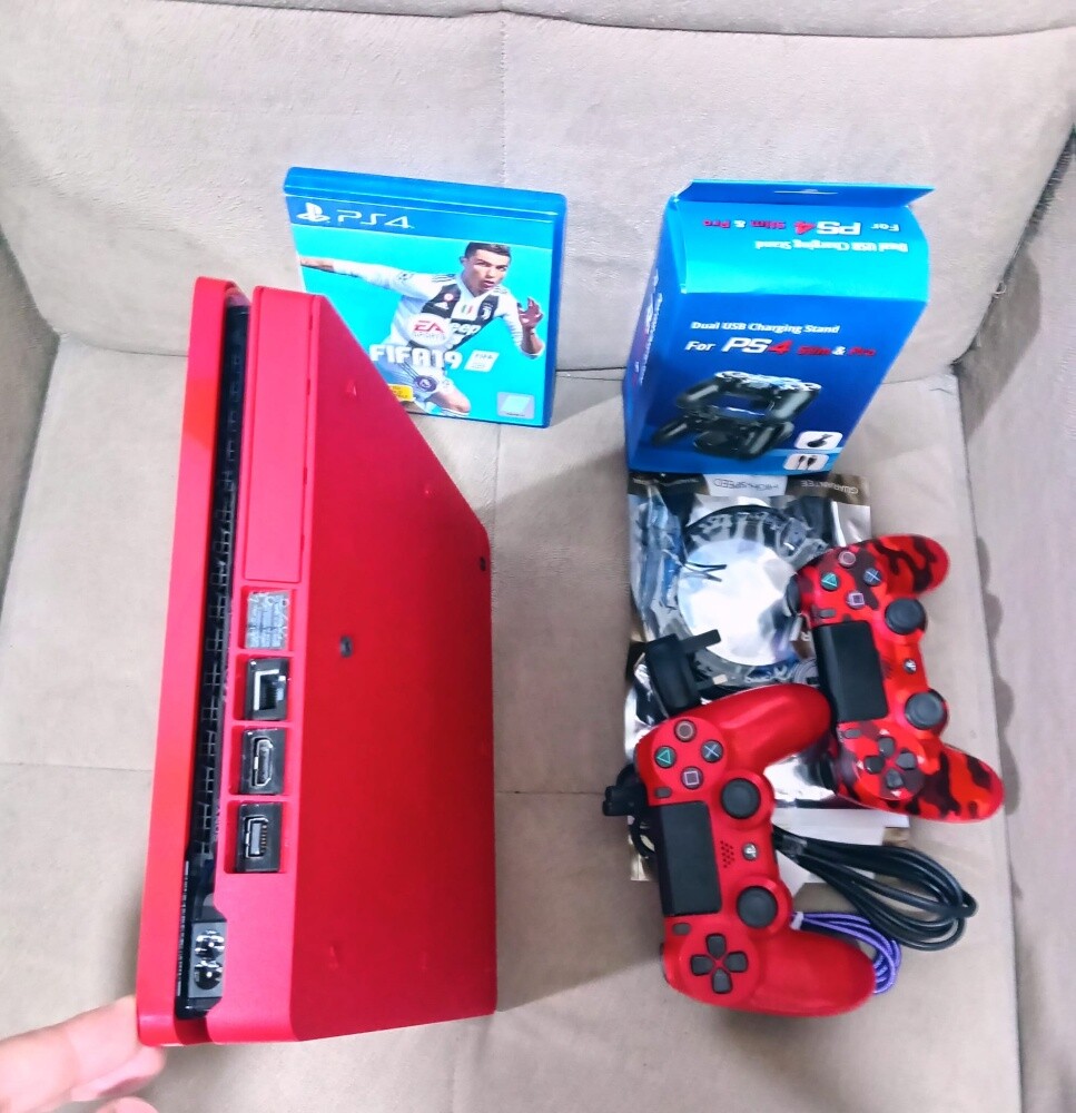 Ps4 like new with 2 controllers. - 3