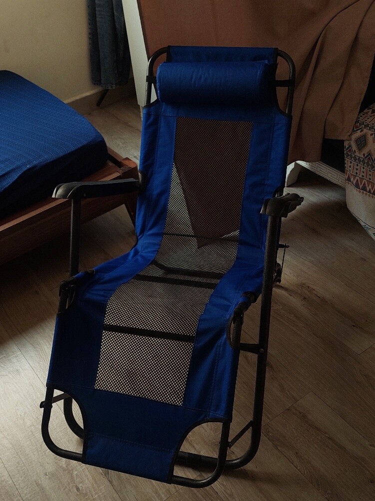 beach laying chairs both fro 150 - 2