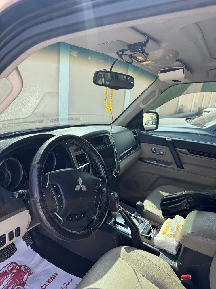 Mitsubishi Pajero 2018 gold edition - 4